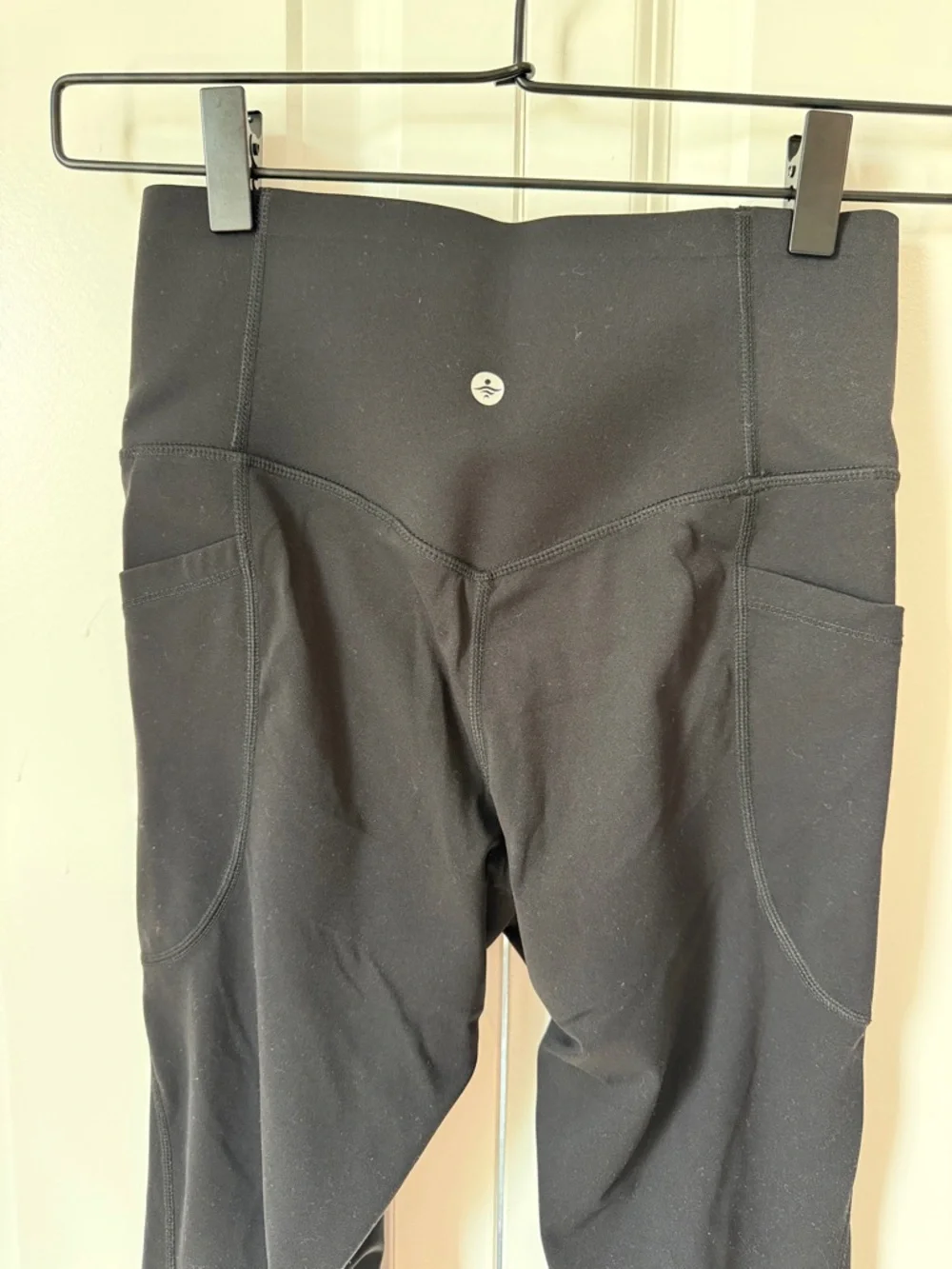 HALARA Black High-Waist Leggings with Side Pockets - Picture 4 of 5
